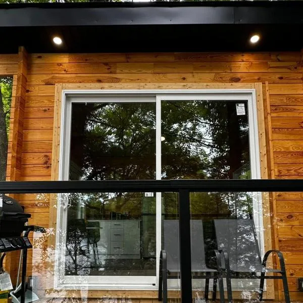 1-bedroom Unique Eco Log Cabins in Parry Sound #101، فندق في باري ساوند