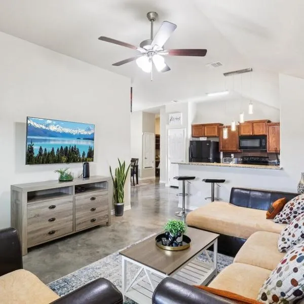Spacious 3BR Home 10 Min to Fort Cavazos, Garage, Fast WiFi, Fenced yard, Long Stays Welcome、Copperas Coveのホテル