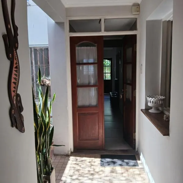 Departamento céntrico con patio, hotel in Corrientes