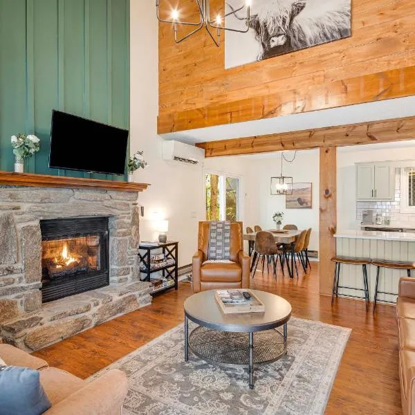 Maggie Valley Mountain Escape with Fire Pit and Deck, hotel in Maggie Valley