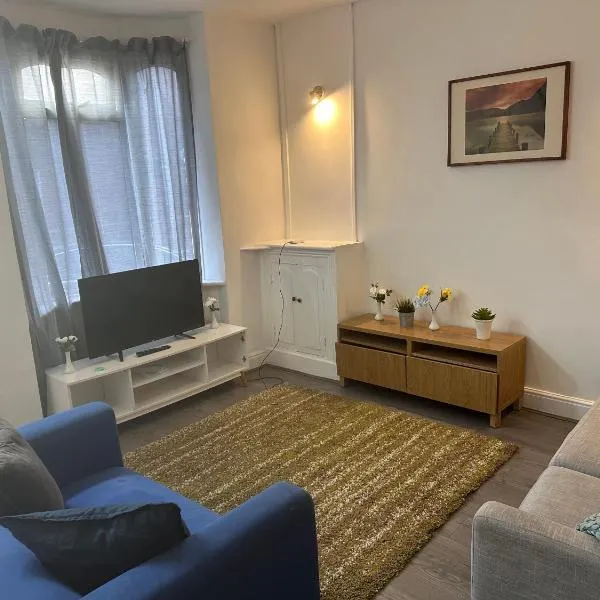 Cosy 4 Bedroom Walsall House - Free WiFi & Parking, hotel in Bescot