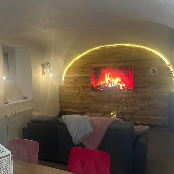 Maison de bourg avec Patio, hotel v destinaci Saint-Germain-Lembron