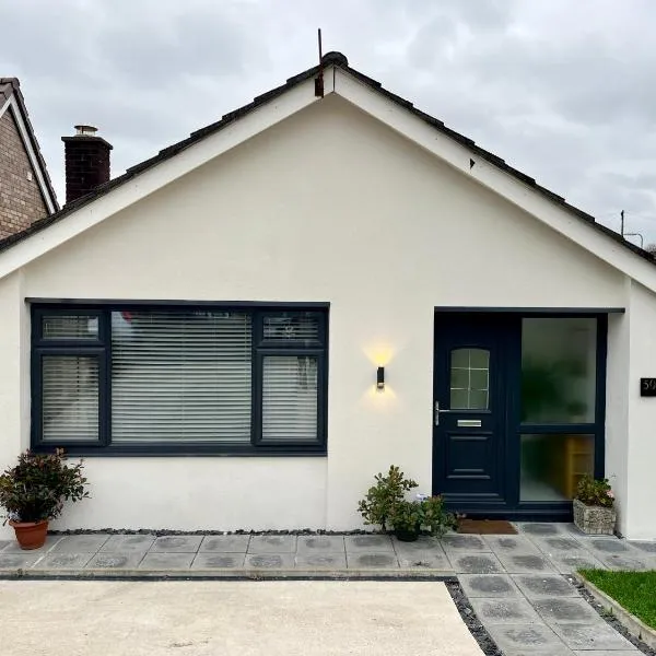 Modern Bungalow - Holiday or Contractors - Driveway Parking, hotel en Aberdulais