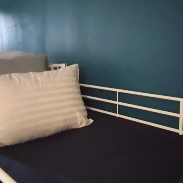 Male shared room daily stay from 8pm-10am, hotel in Bobigny