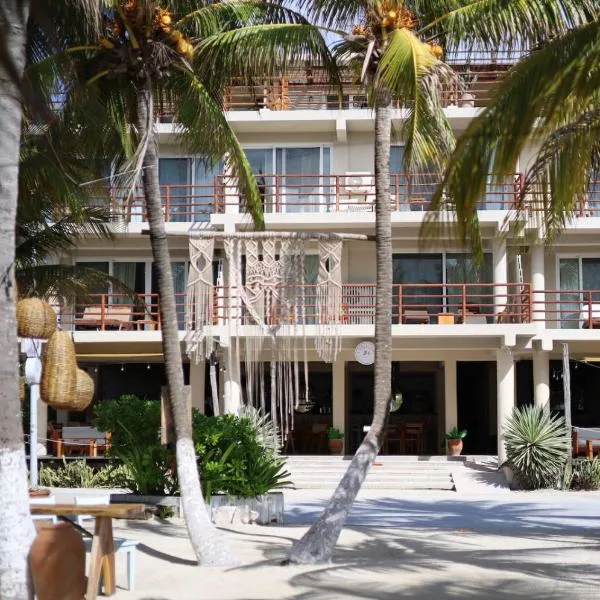 Noah Beach Hotel & Suites, hotel in Mahahual