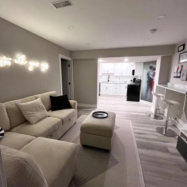 Modern Suite in Etobicoke - Near Airport & Downtown!, hotel in Toronto