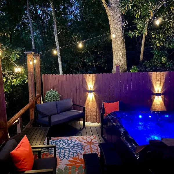 Smokey Mountain Luxury Retreat w Hot Tub Pet Friendly, hotel i Elizabethton