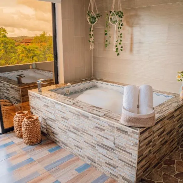 Cabañas con jacuzzi y chimenea - Casa Floral, Marinilla，位于马里尼亚的酒店