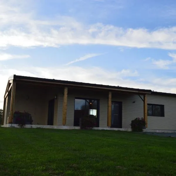 Maison éco-responsable avec terrasse, jardin privé et aménagement fauteuil roulant à Pouligny-Saint-Martin - FR-1-591-224, hotel in Pouligny-Saint-Martin
