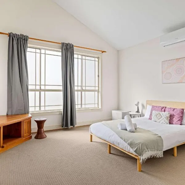 Simple No-Frills Double Room with Ensuite Bathroom & Air Conditioning in Bexley, hotel en Sídney