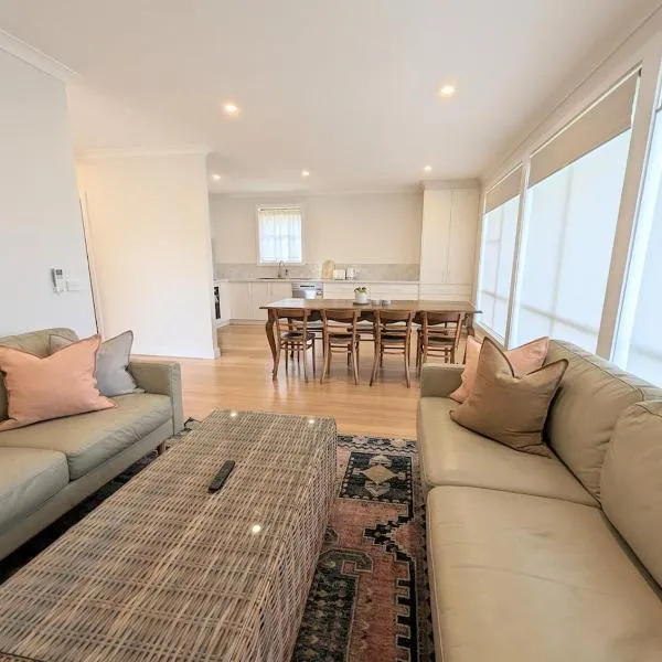 Newly renovated 4 mins from beach and main street, hotel i Mornington