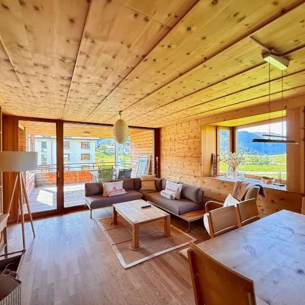 Ski Apartment with Fireplace & Mountain Views, hotel i Parpan