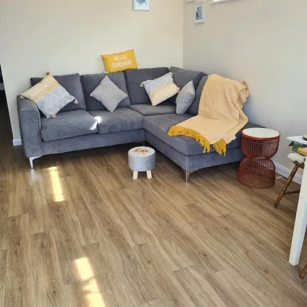 Sunset Beach, 2 bedroom, first floor flat with balcony โรงแรมในฮันสแตนตัน