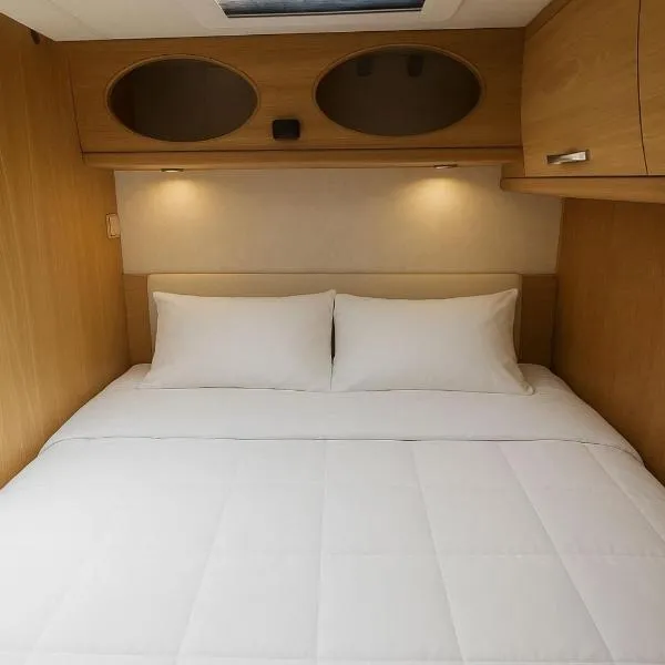 06 Évasion cosy 1866 en camping-car 1521, hotel in Vitry-le-François