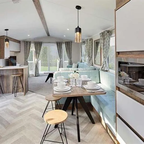 Luxury mini lodge with hot tub and decking at Tattershall Lakes, hotel i Tattershall