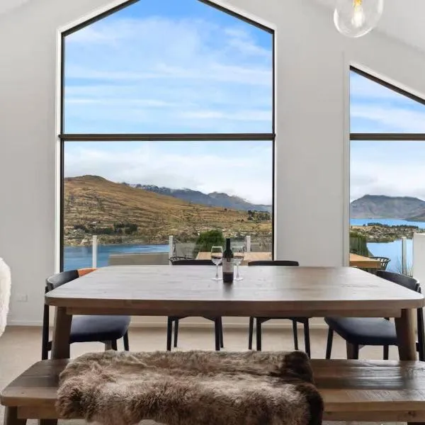 Luxury Lakeview Retreat, hotel in Queenstown