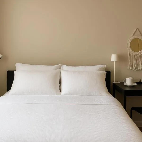 Private Deluxe Room in Downtown Toronto, Steps to Subway & CN Tower、トロントのホテル