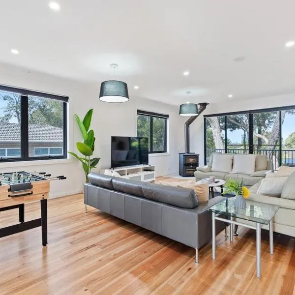 5E4 Spacious Abnb-style 5BR Retreat, 2 Parking, Balcony, Nr Top Ryde, hotell i Epping