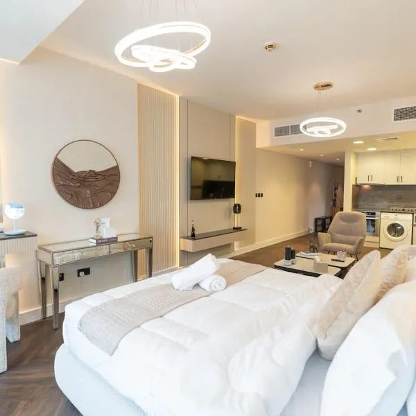 JLT Laguna Tower Spacious Studio with Lake View for 4 Guests, hotel v Dubaji