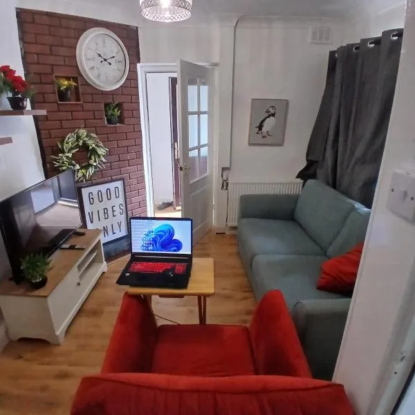 Rose Cottage-4 BED HOUSE FOR CONTRACTORS & FAMILIES Close to M6, J10-NO PARTIES ALLOWED, hotel v destinaci Walsall