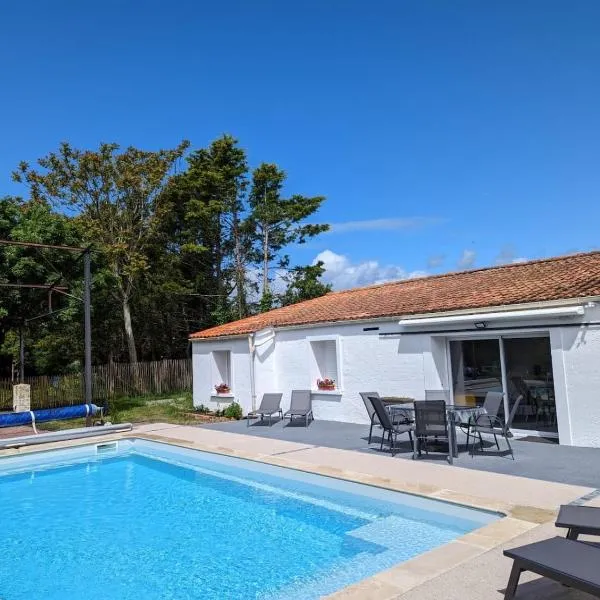2 maisons privatives avec piscine et spa, hotel in Grues