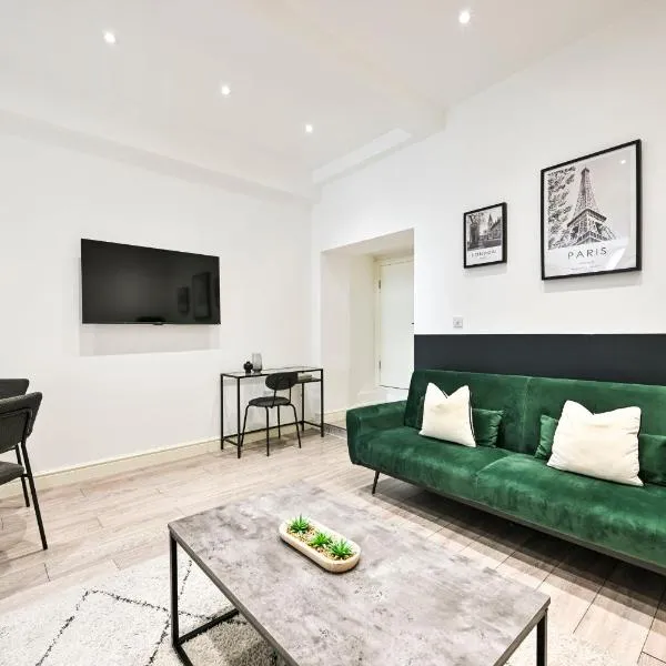 Superb Ealing Broadway Apartment- Steps to Tube & City Attractions, hotel in Ealing