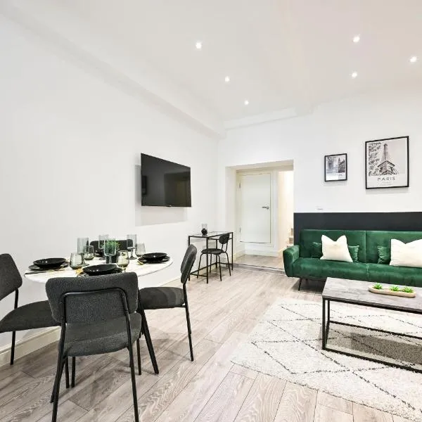 Stylish 1Bed West London Apartment - Near Shops & Tube, хотел в Ийлинг