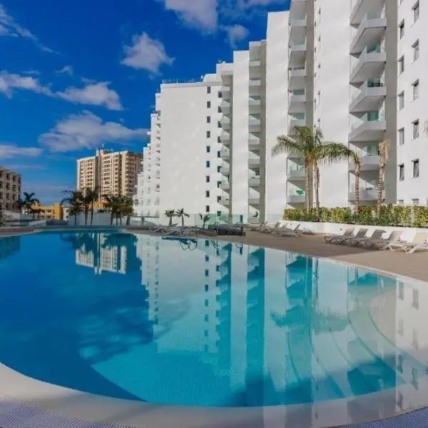 Ocean Garden 2BR Apartment Heated Pool & Parking Costa Adeje by Aqua Vista Tenerife, hotel v destinácii Adeje