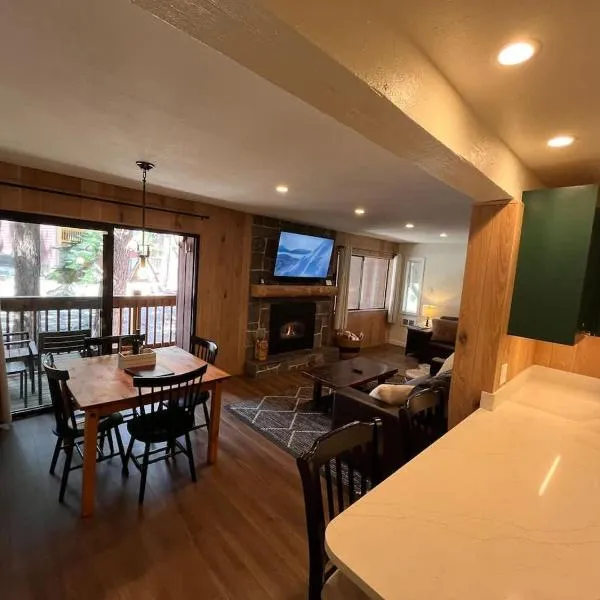 Cozy Ski Condo - Walk to Canyon - Dog Friendly, hotel di Mammoth Lakes