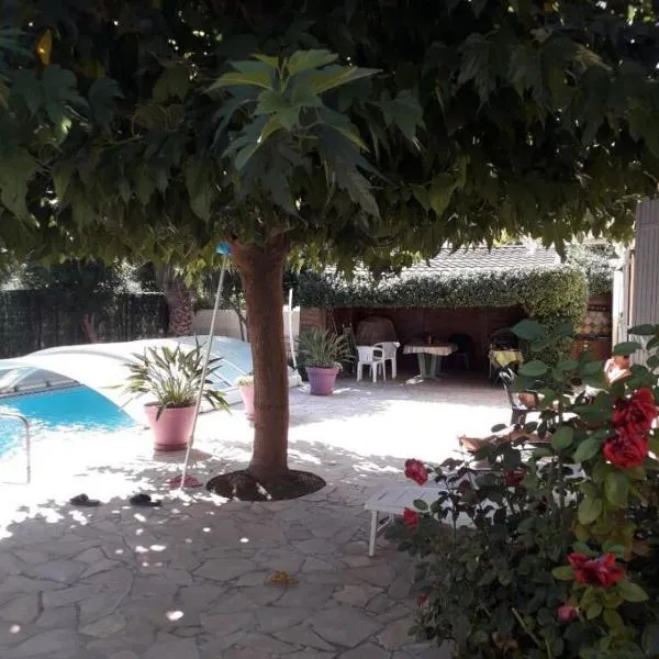 Maison de vacances avec 4 chambres-Piscine-Clim-WiFi, khách sạn ở Claira