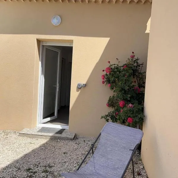 Gîtes Violettes et Amandier, hotel in Violès