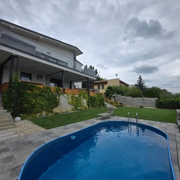 BB Central Apartment with pool and garden、バンスカー・ビストリツァのホテル