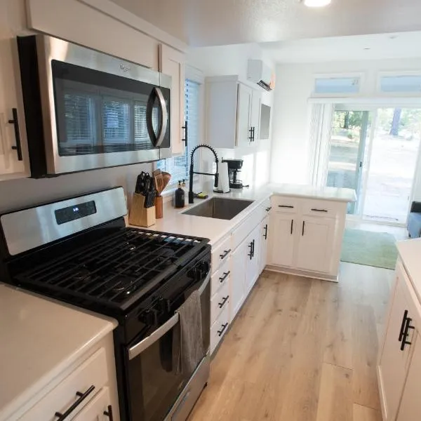 Tiny Blanca at Yosemite Gateway, hotel in Groveland