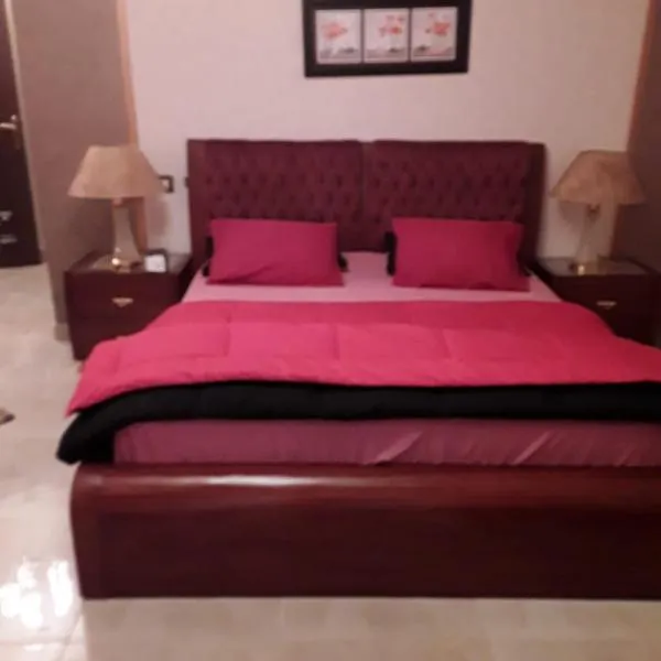 Cheerful standalone villa with pool and waterfall, hotel no Cairo