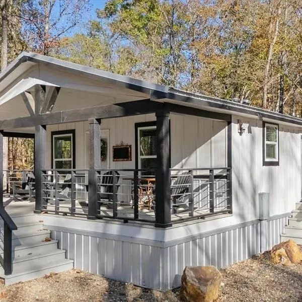 Cozy Cabin with Hot Tub, Deck & BBQ, hotel en Broken Bow