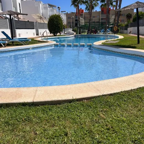 Villa Dulcinea - alojamiento familiar en segunda línea de playa con piscina, hotelli kohteessa Alcossebre