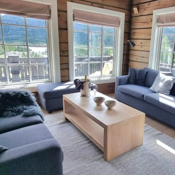 Luxurious 4 bedroom Mountain Cabin with Gaustatoppen View, hotel in Gaustablikk
