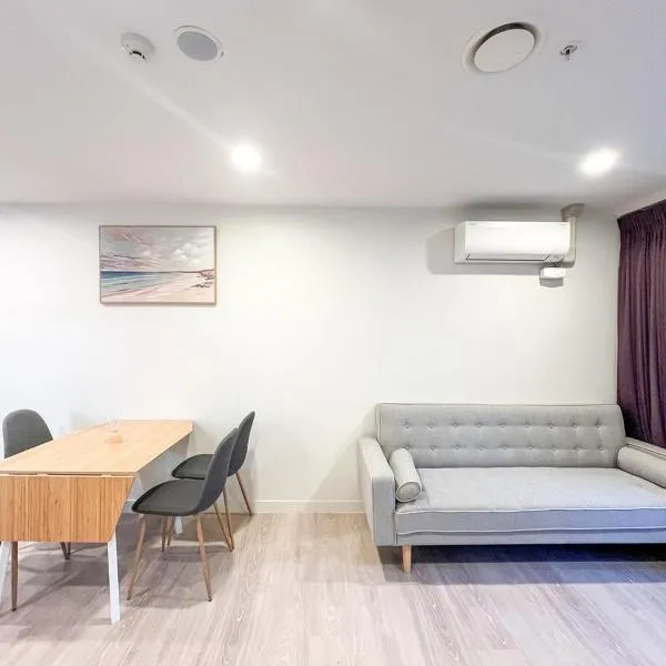 Stylish 2BR City Retreat with Cityscape Views, Pool & Gym, hotel v Aucklandu