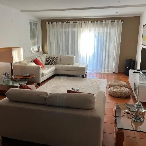 Vivenda espaçosa com jardim e churrasqueira, hôtel à Alcabideche