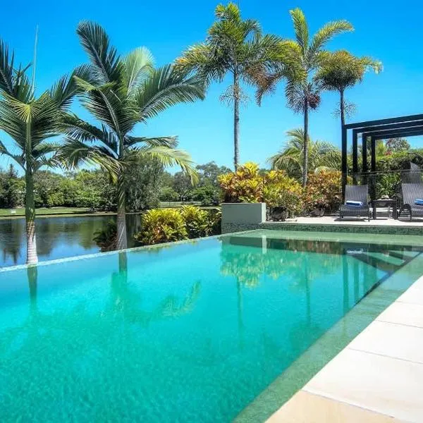 Tranquility by the Lake - Luxury Home Port Douglas, hotel in Port Douglas