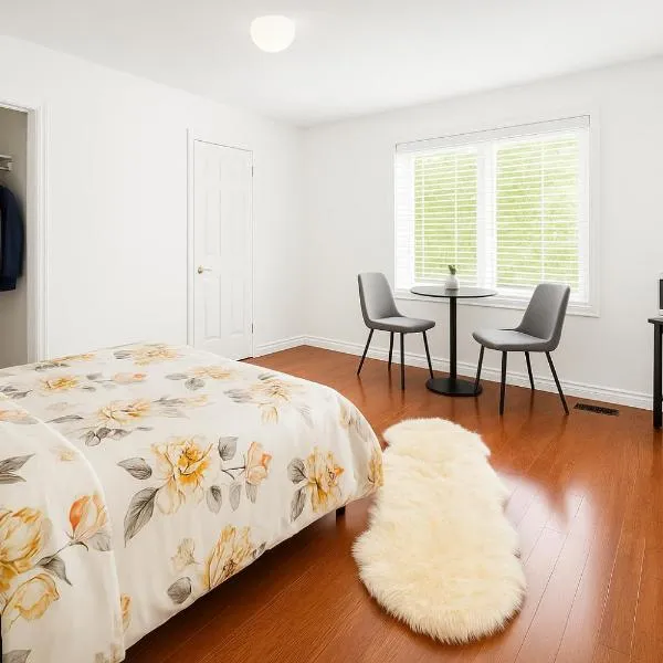 Luxurious Detached Master BR, hotel in Markham