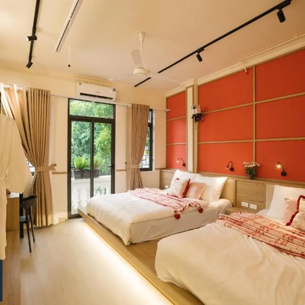 Spacious APT In Center featuring several distinct BRs - Bedroom w TWIN-Superking beds -Share living room, kitchen & gym, hotel in Hanoi