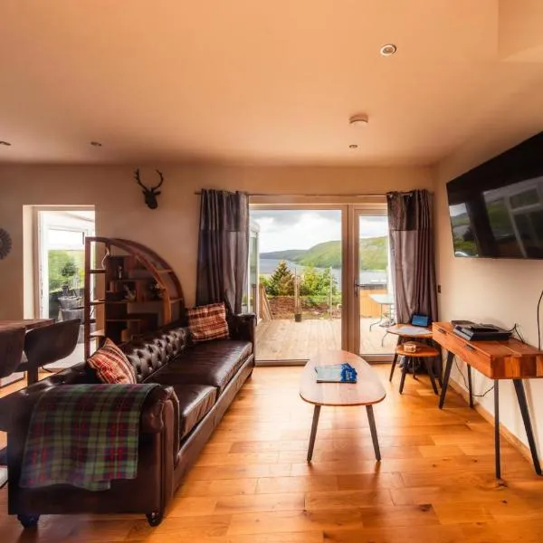 Luxury Seaview Cottage with hot tub 3, hotel i Carbost