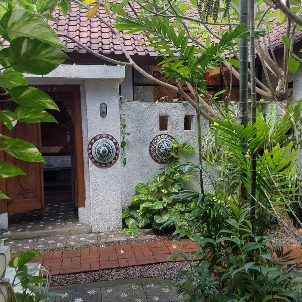 Buratwangi Tropis House, hotel in Kerobokan