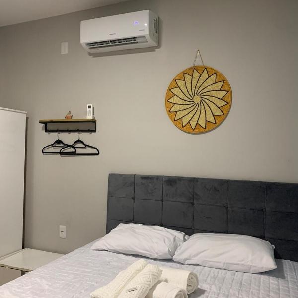 Quarto com ar condicionado e banheiro privativo