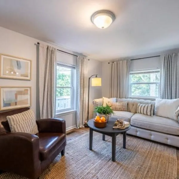 Downtown Bungalow Less than 1.5 Miles to UGA, hotel ad Athens