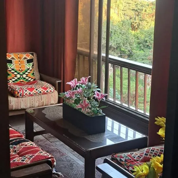 Free Pickup&Dropoff Cairo Airport limousine with staying at Hewidi Panorama Apartment 7Min to Airport Self checking in at anytime 免费利莫司汀往返机场 随时自助入住 شقة فاخرة تطل على مطار القاهرة مع توصيل مجاني, hotel en El Cairo