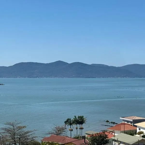 Oceanfront apartment with beautiful view، فندق في باليوسا