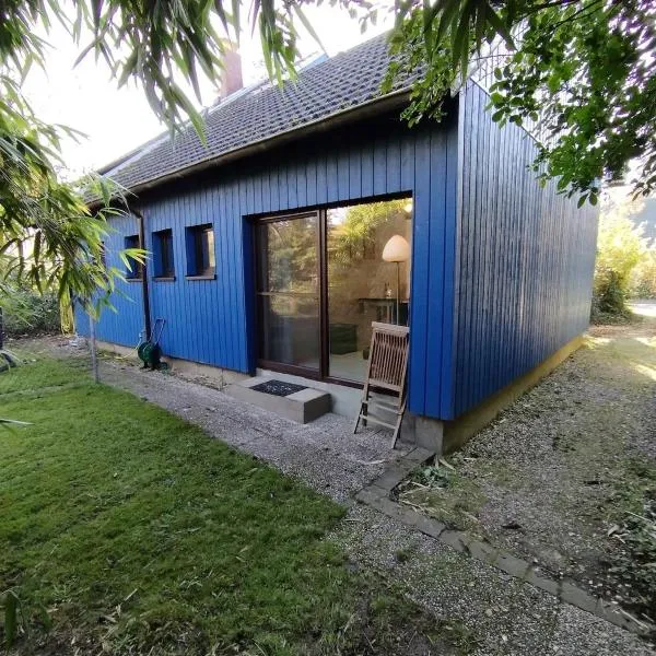 Kleinere Doppelhaushälfte in Stadtkernnähe von 47506 Neukirchen-Vluyn inklusive Küche, hotel in Neukirchen-Vluyn