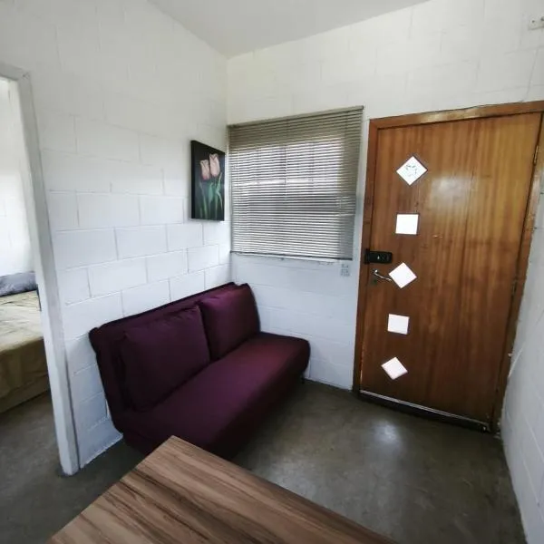 Kitnet in the center of Poá - 8 minutes on foot from the station, Hotel in Poá